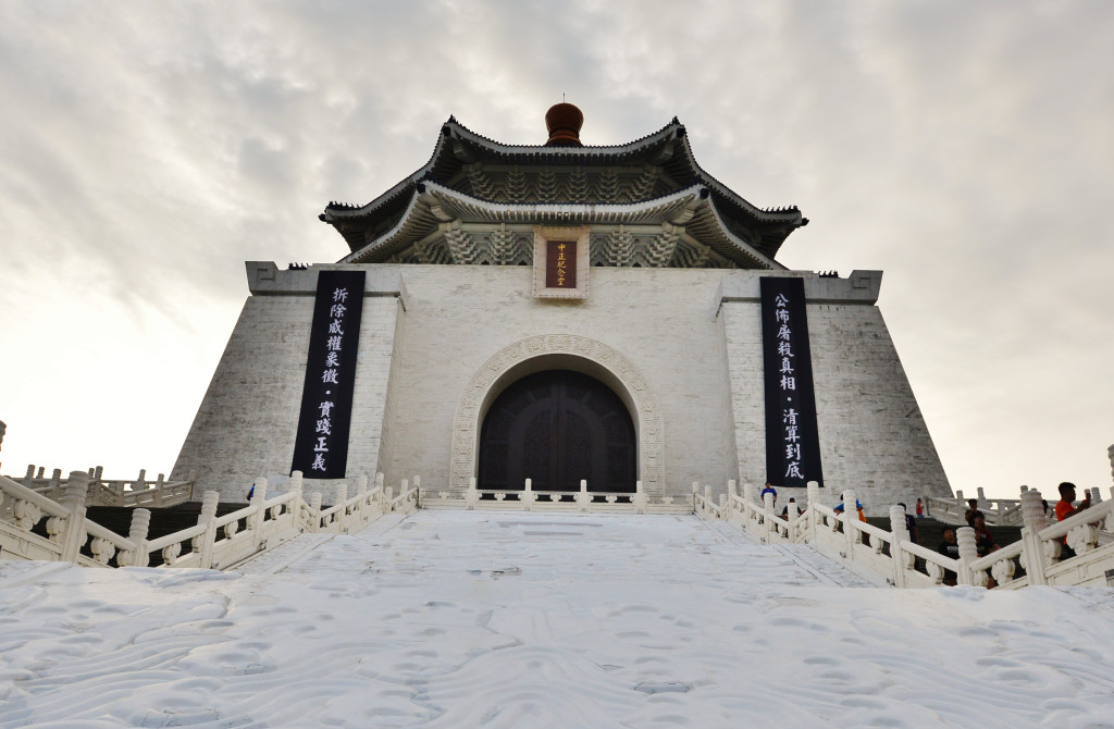 獨派團體今天早上在中正紀念堂掛上「拆除威權象徵．實踐正義」布條，去除所有威權象徵。圖／郭文宏