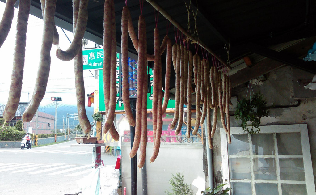 宜蘭的冬天，東北季風呼呼地吹拂，細雨不停，就是煙燻過年必備的膽肝、香腸、臘肉的時節；過了年，盛產的菜頭，就得在院子裡晾曬開來，製作菜脯，然後是夏季的鹹菜、醬瓜。圖片／張麗君提供