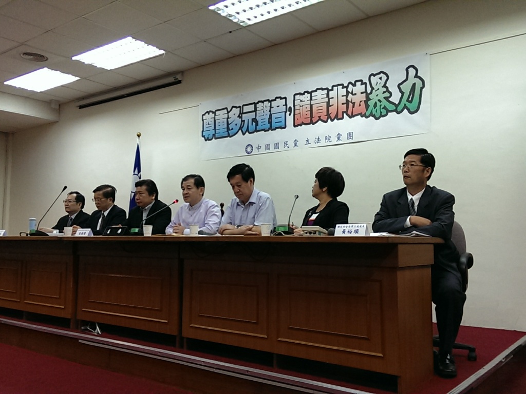 國台辦主任張志軍27日在高雄西子灣險遭潑漆,抗議民眾與警方發生衝突,朝野今(30)日忙著究責,高雄市警察局長何春乾證實,對於在西子灣進行王張茶敘,市警局做好維安,評估後未曾做出更換地點的考量(記者唐詩攝影)