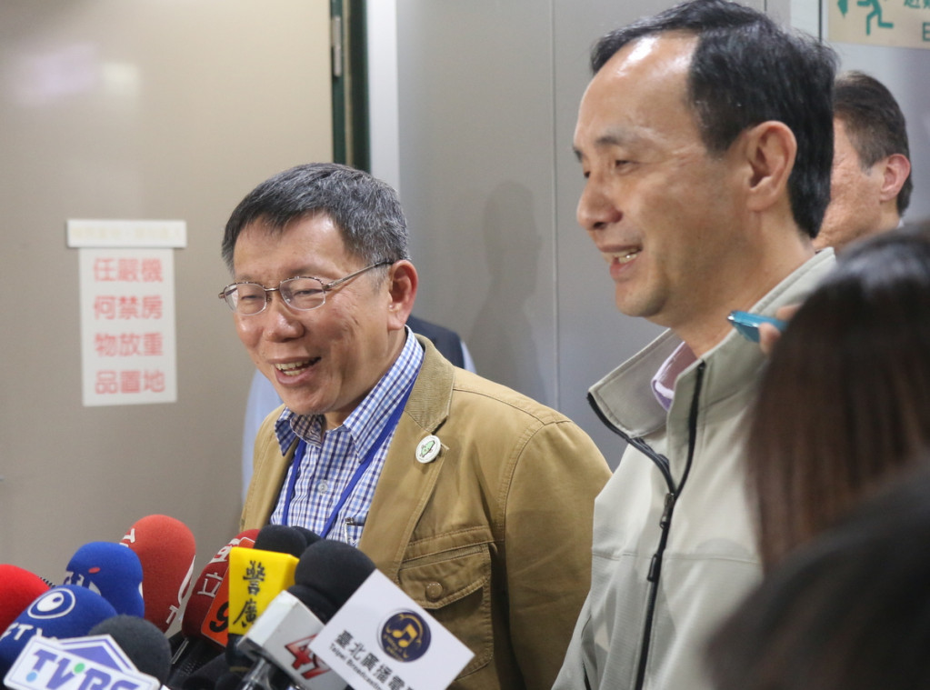 台北市長柯文哲(左)與新北市長朱立倫(右)決定,雙北將成立委員會,共同決定公車票價、運價、分攤比例等事項。(記者何豪毅攝)20160322