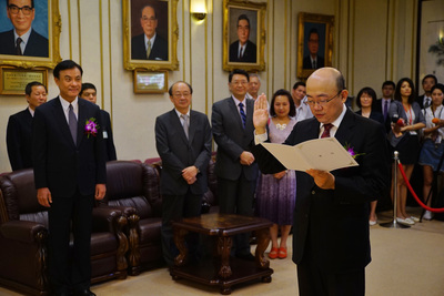 前民進黨不分區立委顧立雄轉任行政院不當黨產處理委員會主委，由不分區立委候選人郭正亮遞補，郭正亮今（2）日宣誓就職並辦理報到。圖／中央社