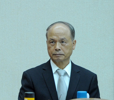 財政部長張盛和上午於立院表示，101大樓董座之爭是講究實力而非權力，關鍵是國泰金和中信金等少數關鍵股權，遭立委抨擊無能、拿回經營權只在嘴上說說。（中央社）