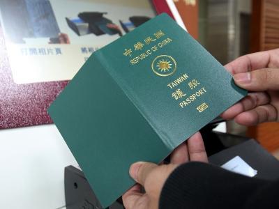 外交部今（30）日上午宣佈，持用中華民國護照之國人赴世界各國及地區可享免簽證、落地簽證及電子簽證等簽證便利待遇數目再添3個，總數自原來的158個增至161個。(中央社資料照片)