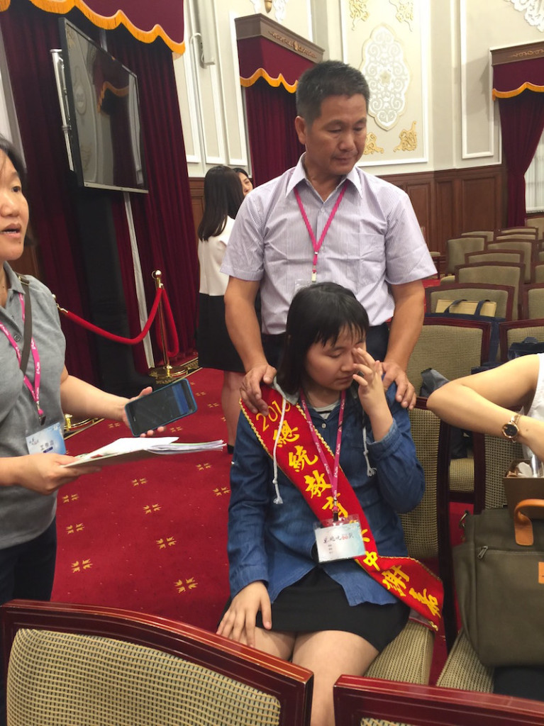  來自金門的謝嘉玲，罹患罕見疾病--高安氏症，談到父母為他對她病痛付出的心力頻頻拭淚。圖／朱蒲青