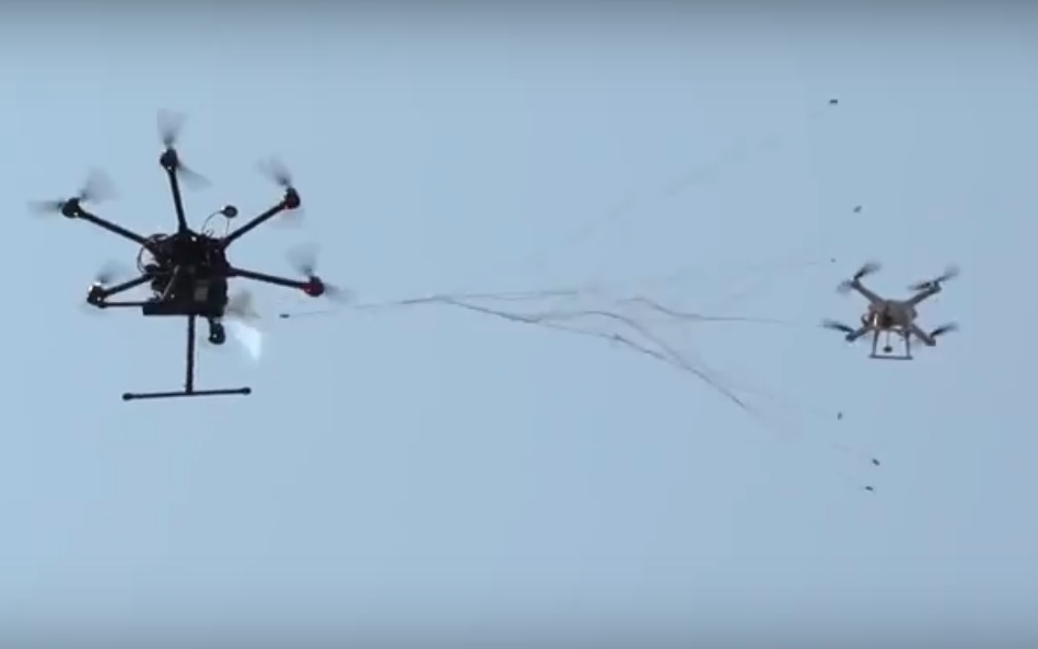 軍方對無人機頻頻凌空偵照展開行動,委由中科院開發無人機捕捉器、干擾雷達等設備,要肅清無人機妨礙軍事安全等問題。圖為捕捉無人機瞬間。翻攝自軍方影片