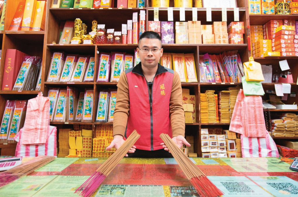 林慶宇致力找出傳統手工製香的新方向，讓製香技藝得以持續傳承。圖／賴智揚