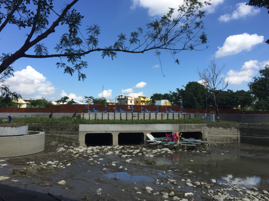 昨天暴雨，廠商管理水閘門不當，導致豐原約14戶淹水，經緊急處理消退，水利局長率員及協同環保局清潔隊至受災戶協助清理復原，並致贈慰問金，如有損失，將由廠商負責賠償，公務員如有疏失，將送人評會議處。（圖／台中市水利局）