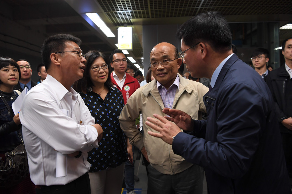 行政院長蘇貞昌今（17）日視察「高雄鐵路地下化通車後車站廢氣污染改善情形」。圖／行政院