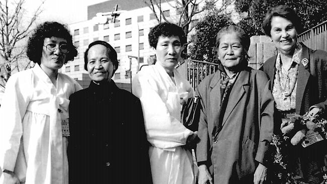 日本怕所有有慰安婦問題的國家,聯合起來搞政治運動,向其施壓。慰安婦乃是歷史問題,而不是個人問題,台灣若要求償,最好是和菲律賓、印尼等聯合,把問題搞大,才會形成足夠的壓力,而台灣有沒有聯合菲律賓及印尼,把問題搞大的決心?(慰安慰運動人士Jan Ruff O’Herne(圖右),與來自北韓、南韓,中國及菲律賓的慰安婦合影。圖片:每日電訊報)