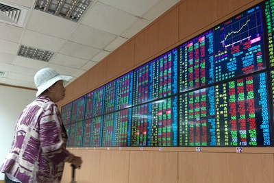 在美股大漲600多點激勵下,台北股匯市上演同步強彈行情,不但指數回升到7800點之上,新台幣更升值超過3角,讓投資人得以稍稍喘口氣。(中央社資料照)