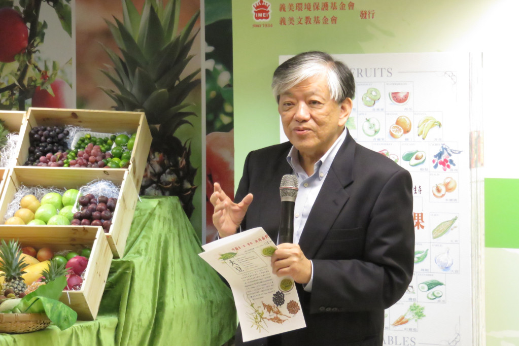 義美總經理高志明發表新書「遠離毒蔬‧果」教導民眾依時節找安全當令蔬果，同時也呼籲政府正視二手農藥問題以及食安管理辦法的紊亂。（陳文蔚 攝）