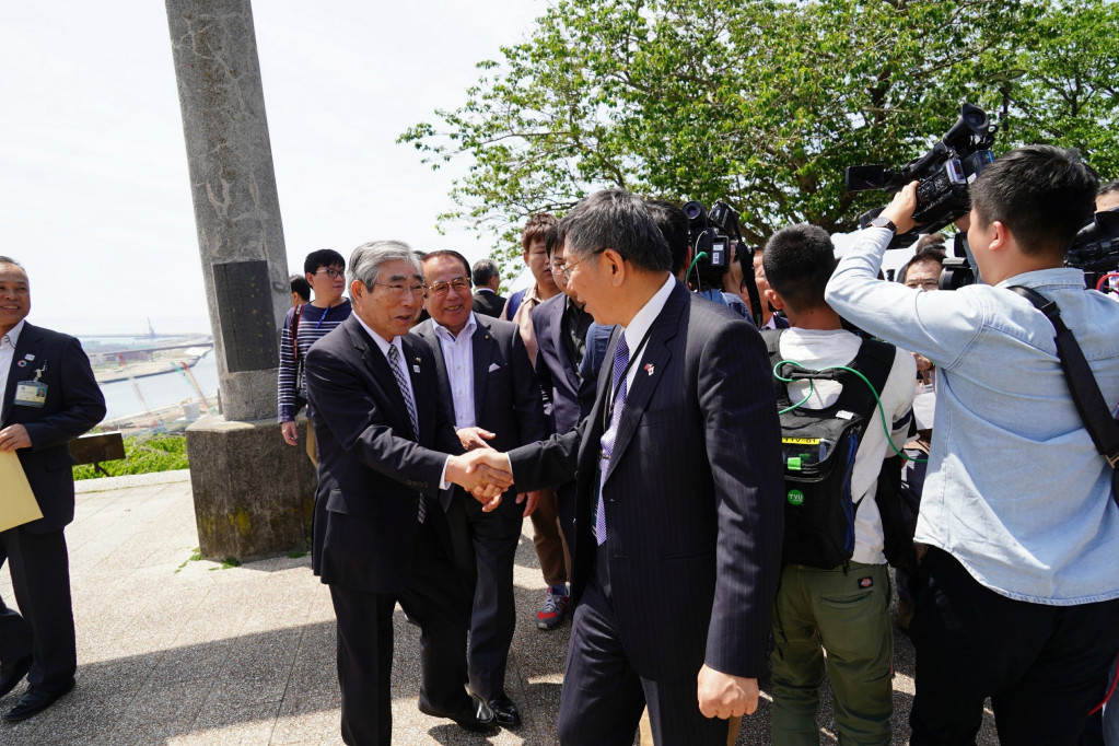 柯文哲認為，日本跟台灣很多模式都很接近，但常常又都比我們更先進一點，因此日本是我們一個很好的學習對象。圖為柯文哲參訪石卷市日和山公園。圖／台北市政府