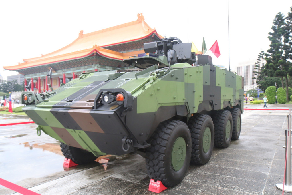 國軍研發8輪雲豹甲車常是戰力展示重點,不料今早台中地檢針對雲豹甲車採購弊案發動搜索,讓軍方今天的戰力展示預校蒙塵。(資料照片,記者何豪毅攝)20150611