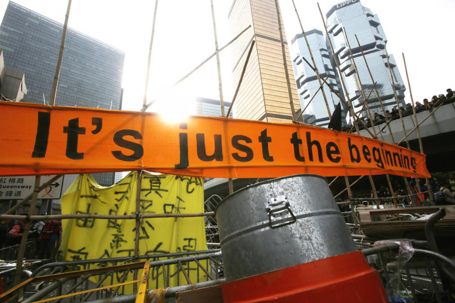 銅鑼灣佔領區及立法會外分別清場，標誌著持續79天的佔領運動正式落幕，這場運動肯定開啟了香港歷史先河，更加創下了華人有史以來針對專政集團和平抗命最持久的79天新紀錄。（翻攝自亞新社）