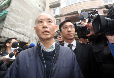 前頂新集團董事長魏應充（前左）獲新台幣1億元交保後，每天到新生南路派出所第報到。(中央社資料照)