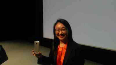 被宏達電視為對抗蘋果的旗艦機種M9銷售傳出僅有M8的一半，加上蘋果可能提前推出新手機，讓宏達電股價滑落至104元的10年來新低價位，即將進入百元保衛戰。（圖為宏達電董事長王雪紅，中央社資料照）