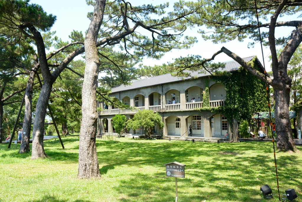 松園別館是花蓮代表性的古蹟建築物，這棟建物早在二戰時期被當作「兵事部」，也是風特攻隊出發前（死前）最後現身所在。圖／王志偉