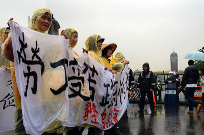 工會與工運團體發起「反低薪、禁派遣」大遊行，捍衛勞工權益。(圖：中央社資料照)　103年5月1日