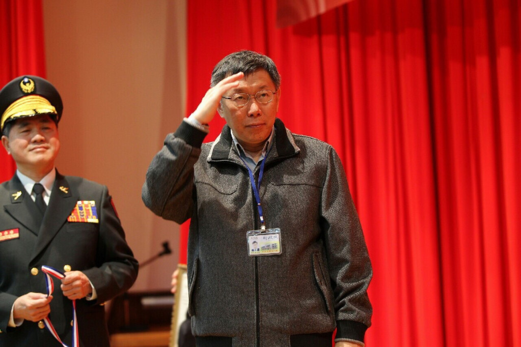 台北市長柯文哲19日在消防局頒發象徵最高榮譽的「金龍獎」給22位消防同仁。（圖北市府提供）