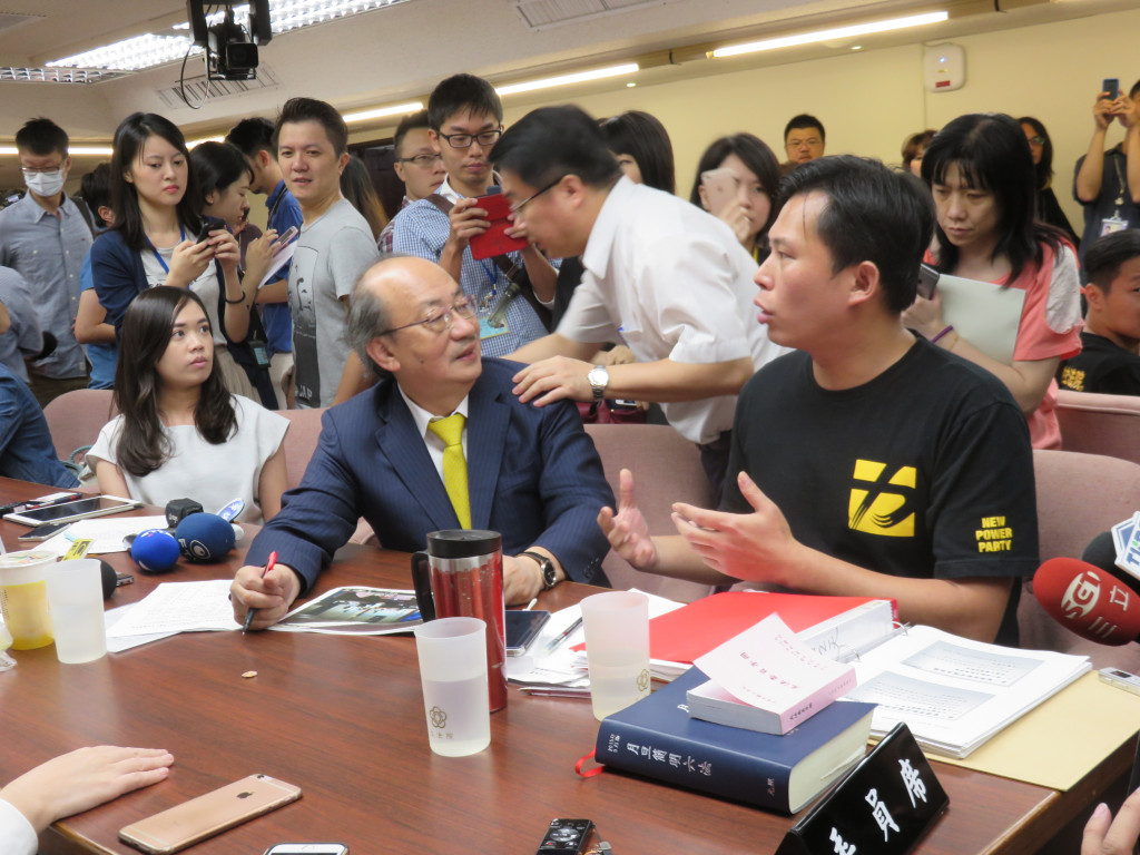 面對國民黨仍將杯葛黨產條例立法，民進黨團總召柯建銘（前右二）說，「一切照程序來」，將先進行協商，下週一開始進入「深水區」；針對協商結論，國民黨若不簽字，最後就是逐條表決！圖／唐詩