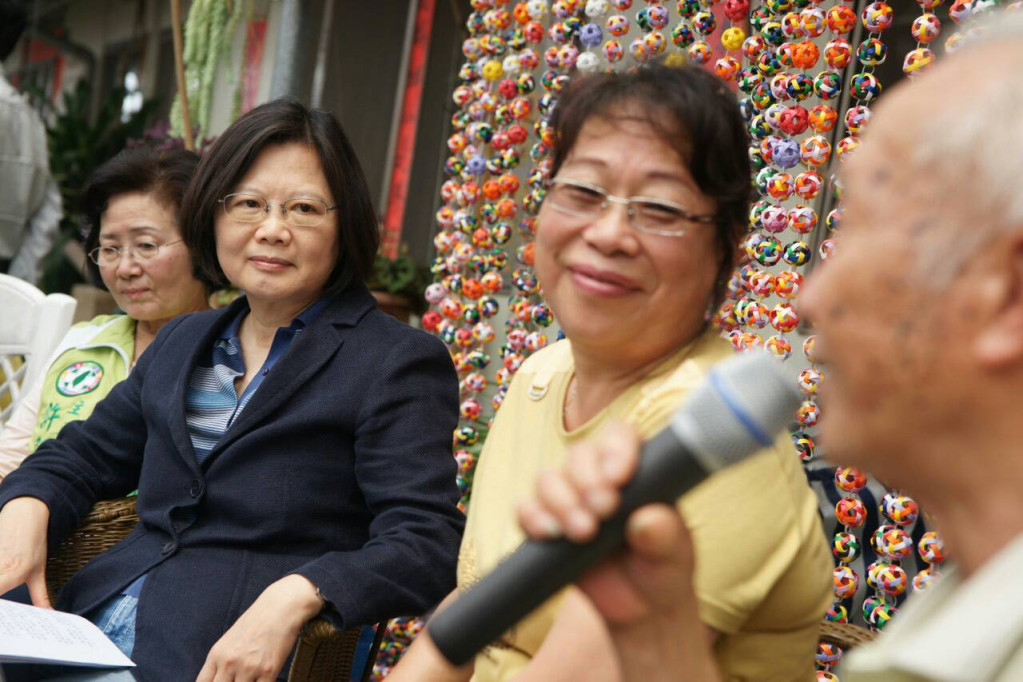 蔡英文今參訪埔里菩提長青村,認為台灣社會應加速建構長照體系。(民進黨提供)