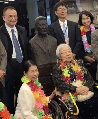 台灣醫療之父高木友枝校長後代專程到彰化，捐贈台灣雕塑國寶黃土水所塑高木友枝雕像（中）及醫學丶發電丶原住民文物等二百餘件文物給彰中圖書館館藏，彌足珍貴。（彰化縣政府）