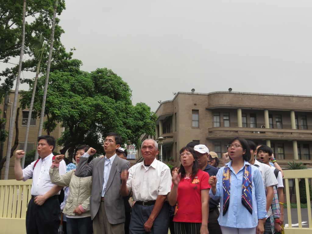 大埔住戶、詹順貴律師及聲援團體22日至行政院前抗議台中高等行政法院不返還土地的判決。（李秉芳攝）