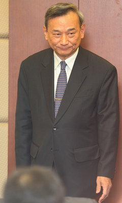 法務部次長陳明堂（圖）26日晚間公布高雄監獄挾持案懲處名單，決定將矯正署長吳憲璋記過一次、高雄監獄典獄長陳世志記一大過、副典獄長賴政榮記一大過。（中央社）
