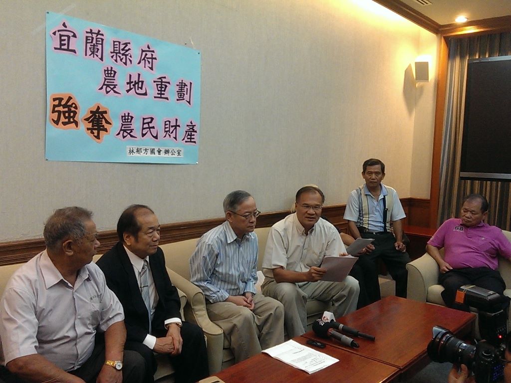 宜蘭礁溪十六結農地重劃協進會成員徐永欣（右三）批評，縣府對重劃餘地進行「黑箱作業」，並違反農地重劃法小併大的原則，反向操作，弊端重重。