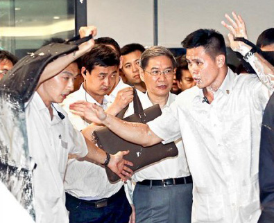 張志軍訪台，遭抗議民眾潑白漆。#8;（圖片：中央社）