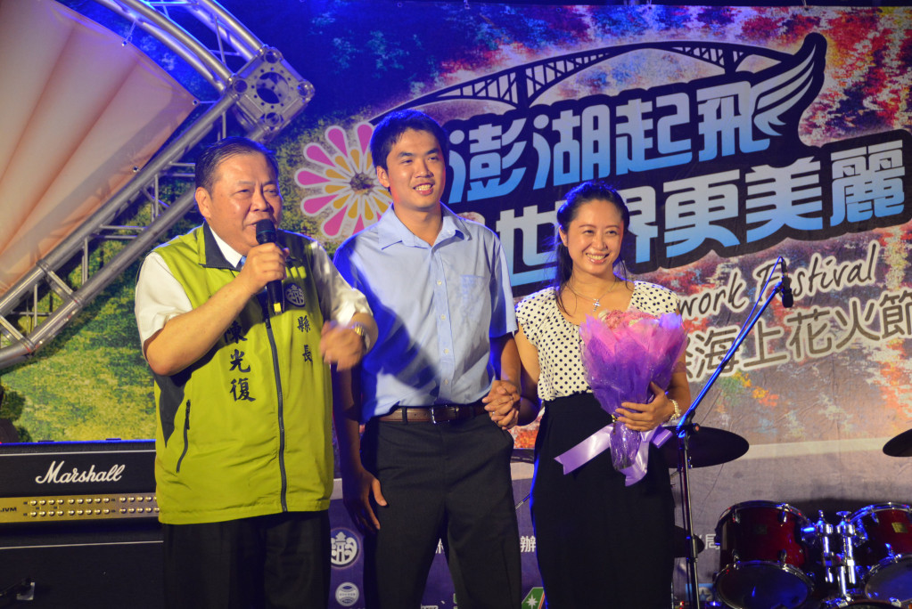 陳光復以聖經的話:「愛是凡事包容、又有恩慈;愛是永不止息」,來勉勵莊澧霖、黃鈴芳珍惜這難得的緣份,執子之手,與子偕老,相愛一生一世。(照片/澎湖縣政府提供)