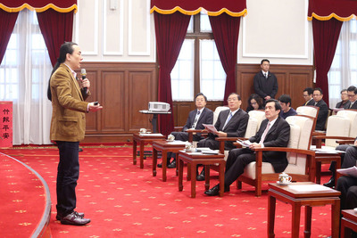 總統府13日舉辦網路浪潮新思維研習營，總統馬英九（前右）全程與會，聆聽和沛科技執行長翟本喬（左）等人的演講。前右3為行政院副院長張善政。（中央社）20150213