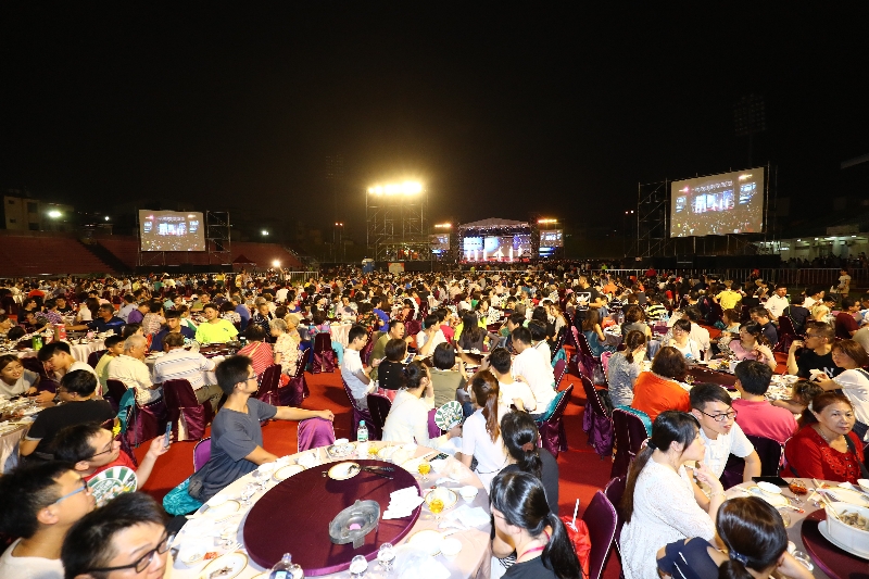 台中升為台灣第二大城，市府以辦桌加唱歌傳統方式和上萬市民歡慶（台中市新聞局）