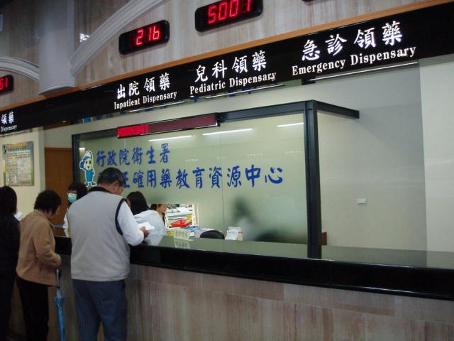 作者建議政府在規劃健保永續藍圖時，可引進更具效力的「最低起付點制」，對健保的財務健全以及醫療體系的環境改善都會有幫助。圖/民報資料照片