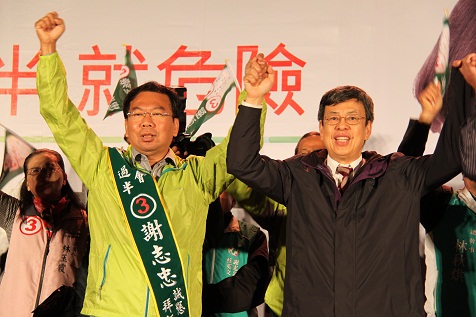 「大仁哥」陳建仁、蘇嘉全丶段宜康都出現在新社挺謝志忠，批判黨意立委就該下台換人做。（謝志忠總部提供）