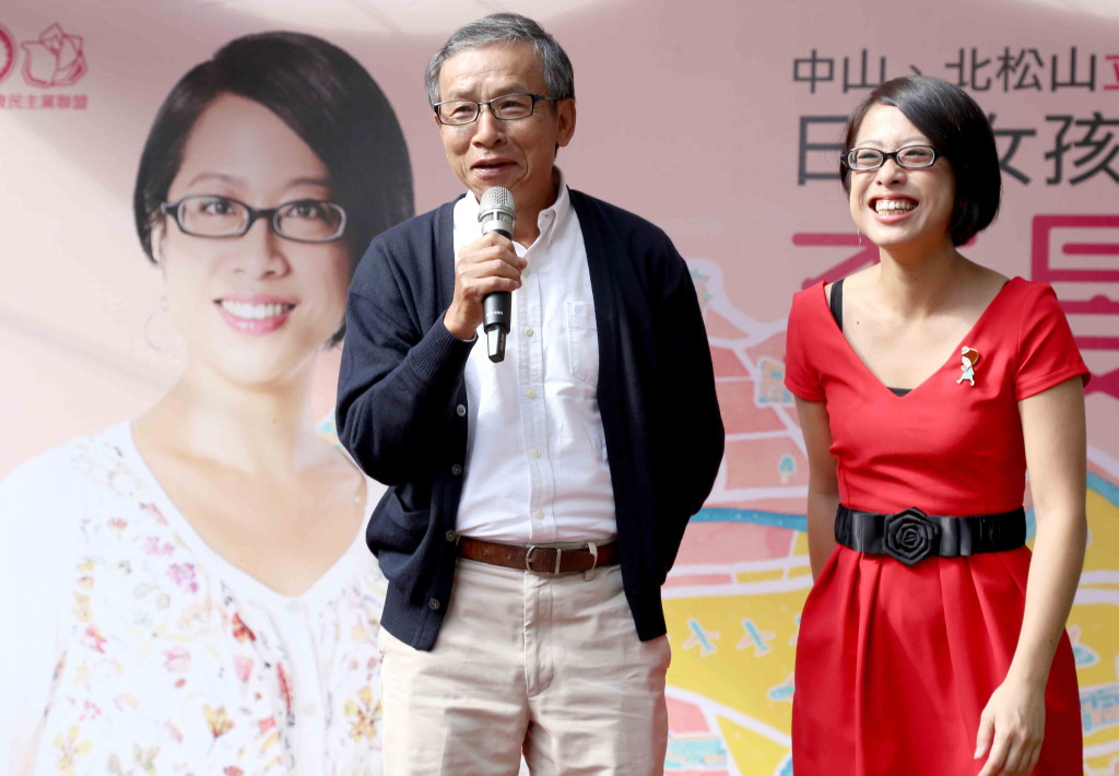 導演吳念真今天意外現身在社民黨立委參選人李晏榕的競選總部成立大會。記者蔡育豪攝影