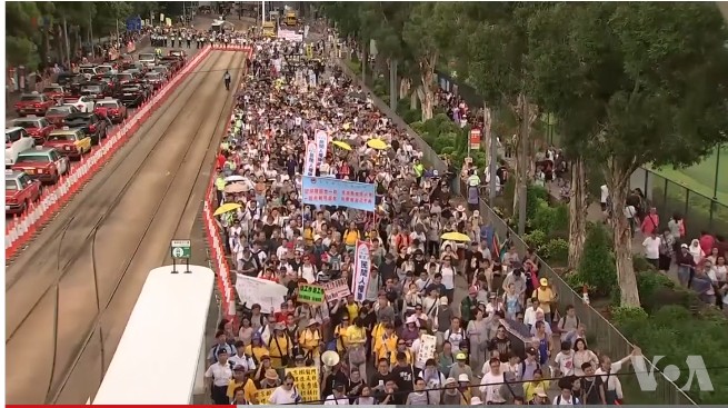 香港移交21週年，香港「民間人權陣線」發起「七一遊行」，約有5萬人參與遊行。圖／擷自美國之音影片