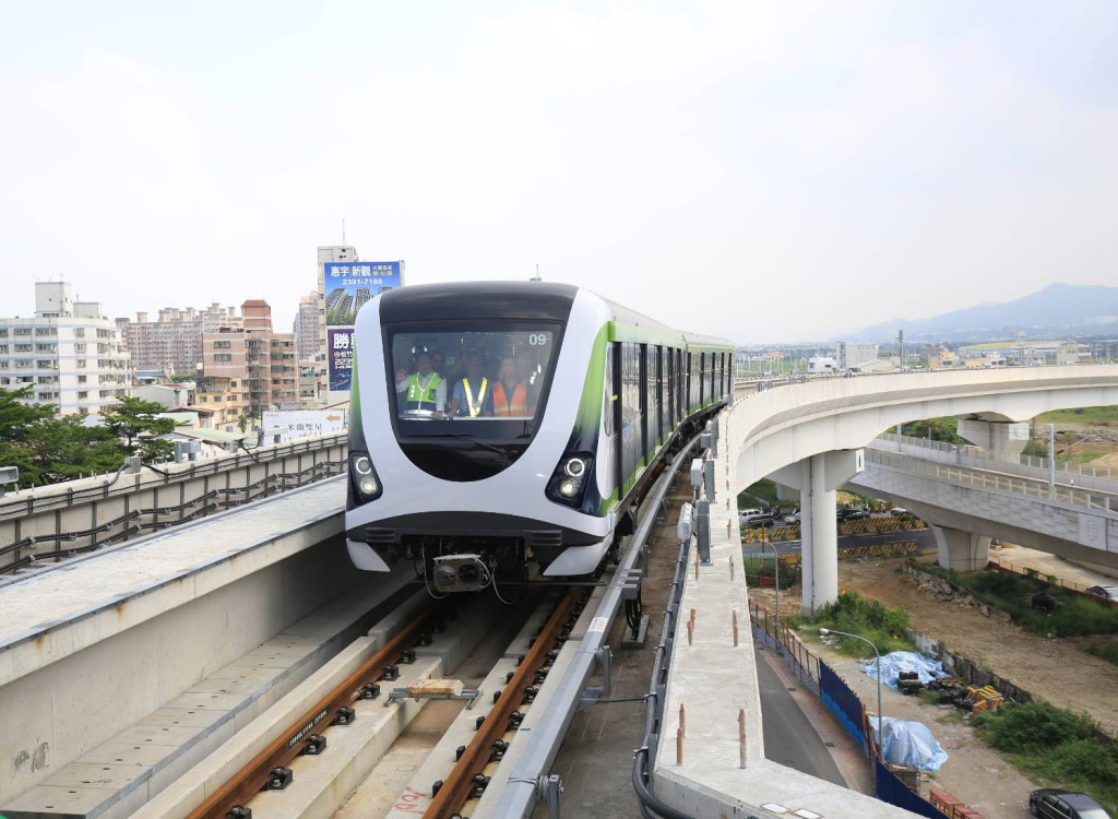 台中捷運綠線今年底試運轉，109年試營運，預計將帶動沿線地區商家蓬勃發展，為拓展「台中後花園」大坑地區觀光，台中市政府積極向中央爭取捷運綠線延伸大坑，今年7月市府已送修正報告，預計年底行政院交通部即將啟動審查。（圖／臺中市交通局）