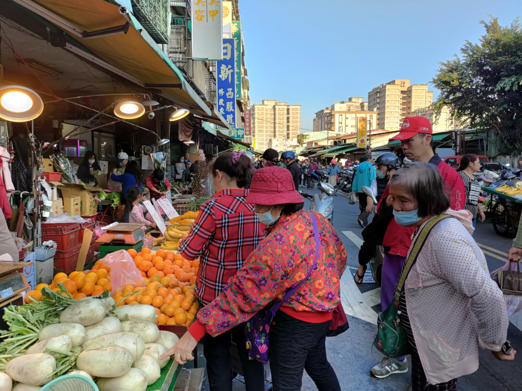 作者表示，走逛傳統市場，可以連接地氣，體驗新鮮活力與幸福感。圖為雙和黃昏市場菜市場。圖／作者提供