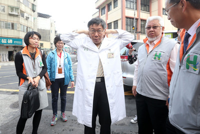 台北市長柯文哲化身一日社區醫師，探望受北市聯醫團隊照顧的民眾，被問到禽流感防疫問題，他認為公衛體系要在第一時間控制疫情。(圖/中央社)