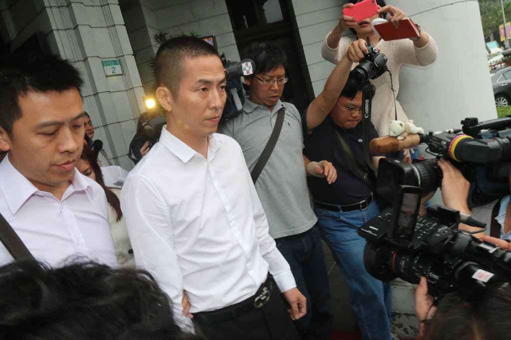 陸軍航特部中校飛官勞乃成（左二）因違規帶親友參觀阿帕契直昇機，今遭監察院提案彈劾。（資料照片，記者何豪毅攝）20150707