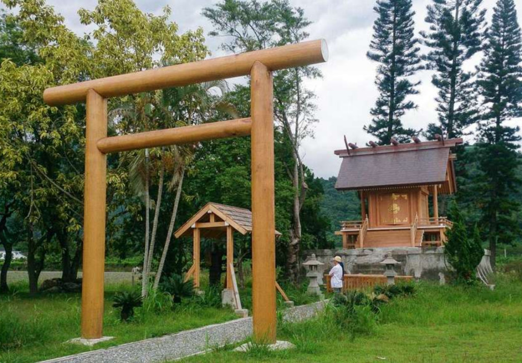 當年日本移民村仿照日式建築，有學校、衛生所、郵局，甚至神社，至今，豐田、鹿野仍然保存日本神社至今。圖為鹿野神社，擷自台東觀光旅遊網