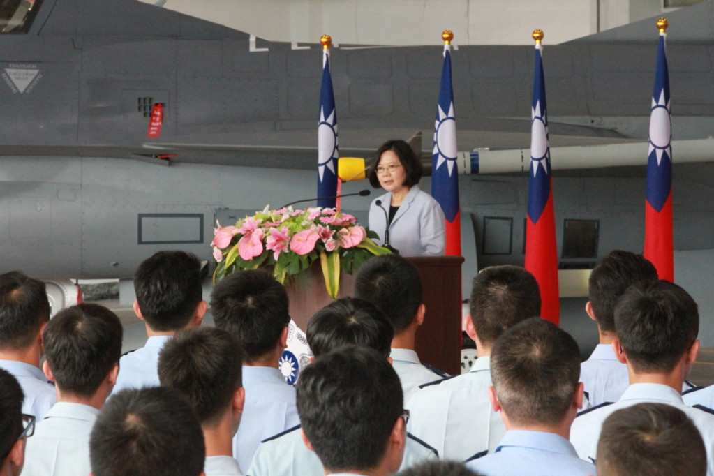 總統蔡英文首度行使統帥權，視察空軍佳山基地。圖為蔡總統向佳山基地官兵講話。圖/何豪毅攝20160529