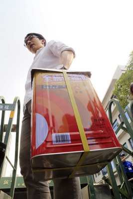 不肖業者回收餿水油混雜成食用油販售，食藥署指出，強冠企業鐵桶裝「全統香豬油」有用到回收油。強冠企業4日啟動回收市售全統香豬油。（圖：中央社）