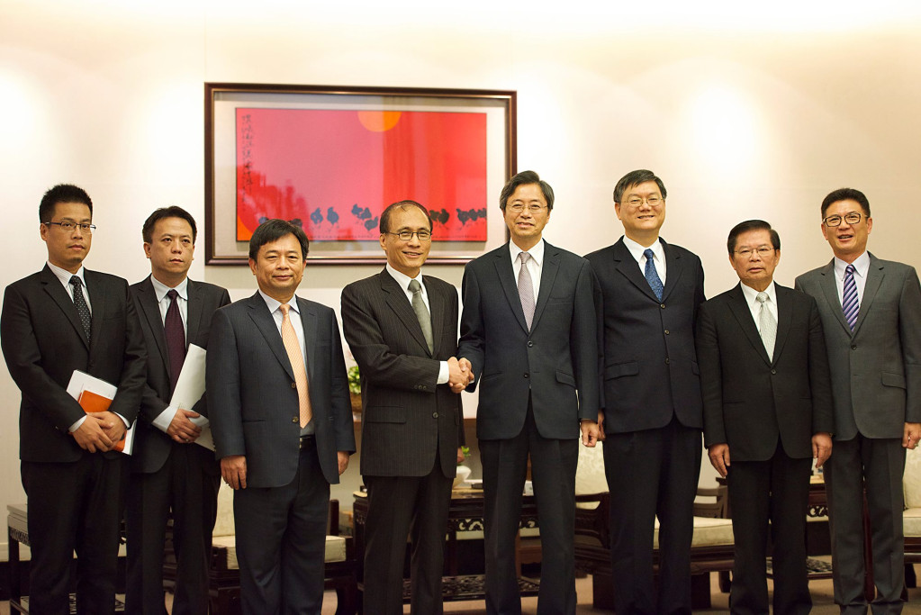 準行政院長林全今天下午與行政院長張善政舉行會談，針對國、公營事業人事，林全在會中要求國、公營事業董、監事、獨立董事更動能尊重新政府。據了解，張善政在會中善意回應，目前能延到520的就先延到520，若依公司規定有任期或程序的，則會尊重新政府，不會核准。（記者黃謙賢攝影）