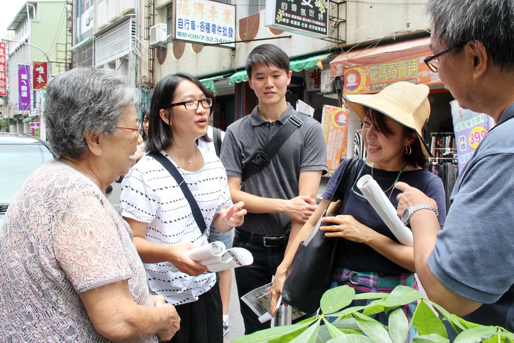 嶋田智子（右二）走訪屏東市尋訪母親過往生活足跡，沿途受到熱心民眾招呼[。(照片/屏東縣府提供)