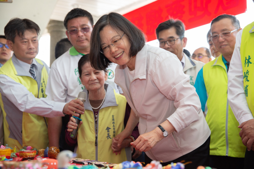 作者指出，蔡總統始終不願留下美麗的身影表明：我遵守初選規範，輸了大選全力幫助賴清德。圖／總統府