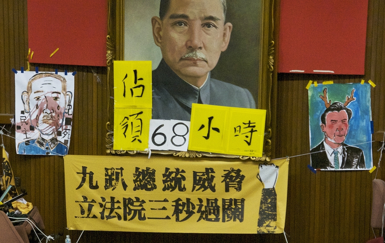 有藝術系學生發揮天分與所學，畫了一幅馬英九總統畫像，並加上一對鹿茸，高掛在孫中山肖像旁，諷刺意味十足。（記者黃謙賢攝）
