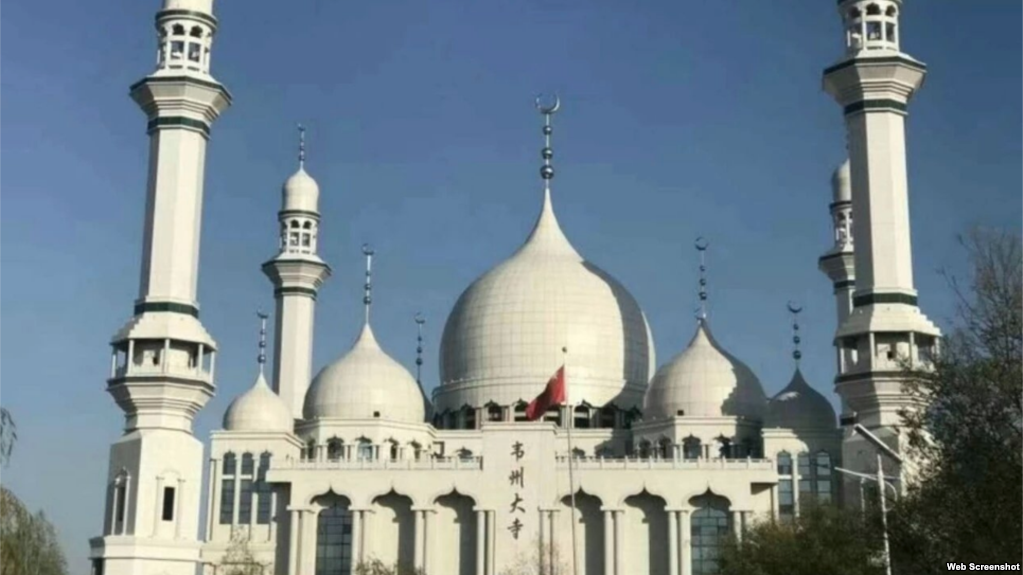 中國頻頻打壓宗教自由，要求寧夏回族自治區同心縣韋州清真大寺必須自行拆除，爆發數千民眾聚集抗議。圖／美國之音（網路截圖）