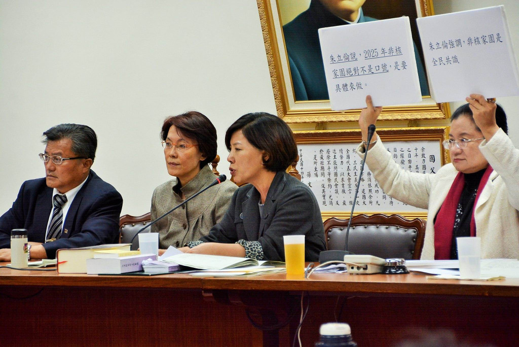 難敵在野黨人數優勢的藍委黃昭順(左二)臉色凝重的與趕來救援的立委孔文吉(左一)、陳淑慧(左三)當場開記者會痛批召委陳亭妃鴨霸表決,但立委田秋堇立刻在旁舉起海報表達立場。(圖片來源:田秋堇臉書)